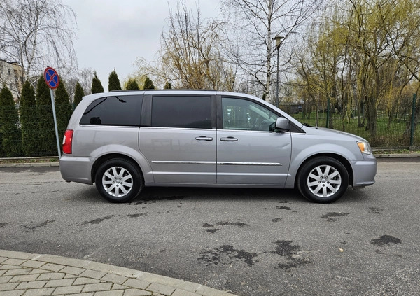 Chrysler Town &amp; Country cena 43777 przebieg: 266781, rok produkcji 2013 z Warszawa małe 154